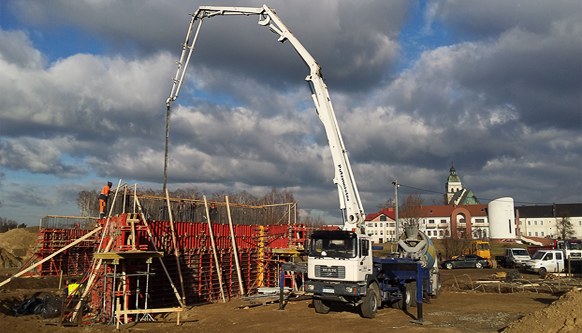 Zalewanie podpór wiaduktu